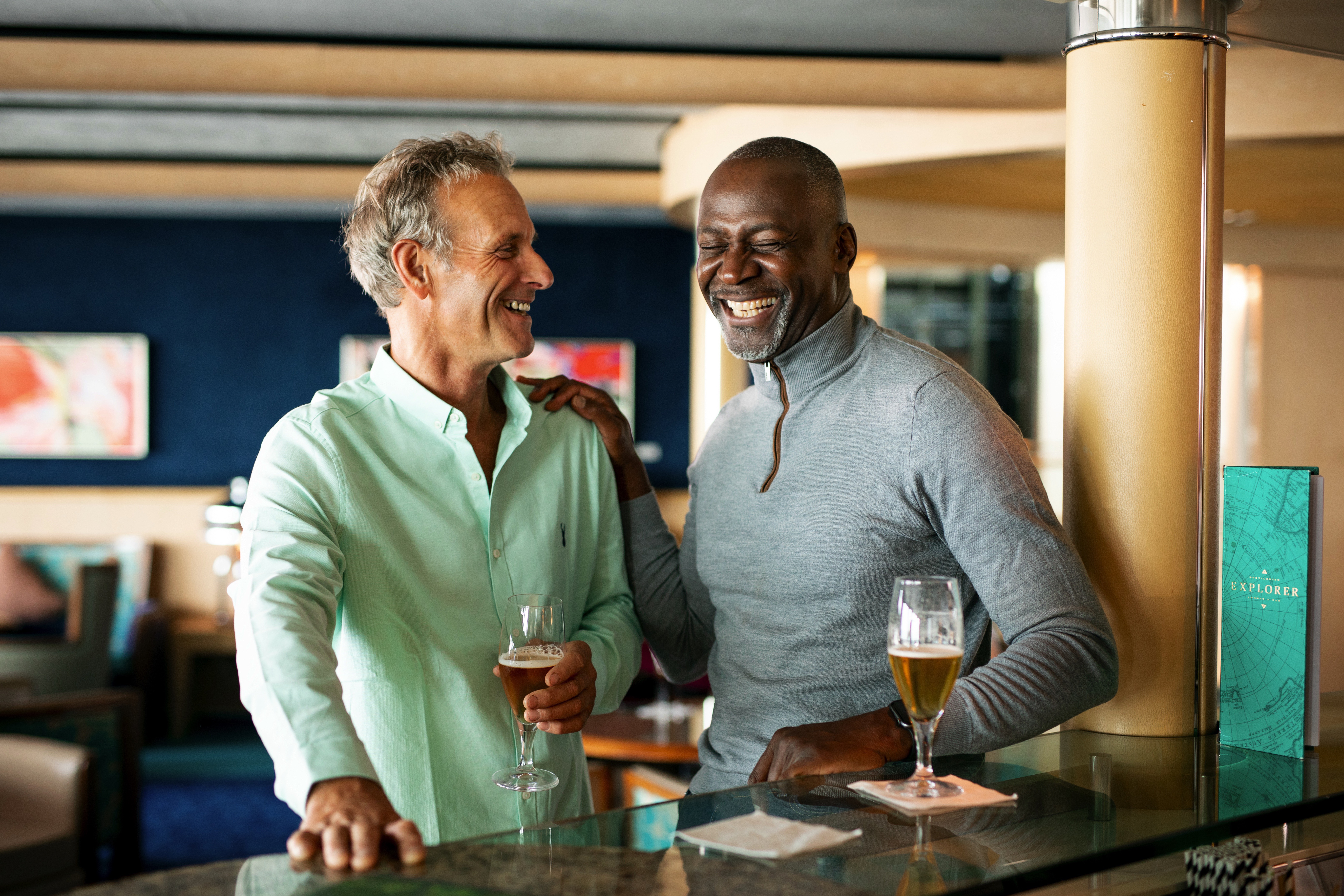 MS Midnatsol - Explorer Lounge & Bar